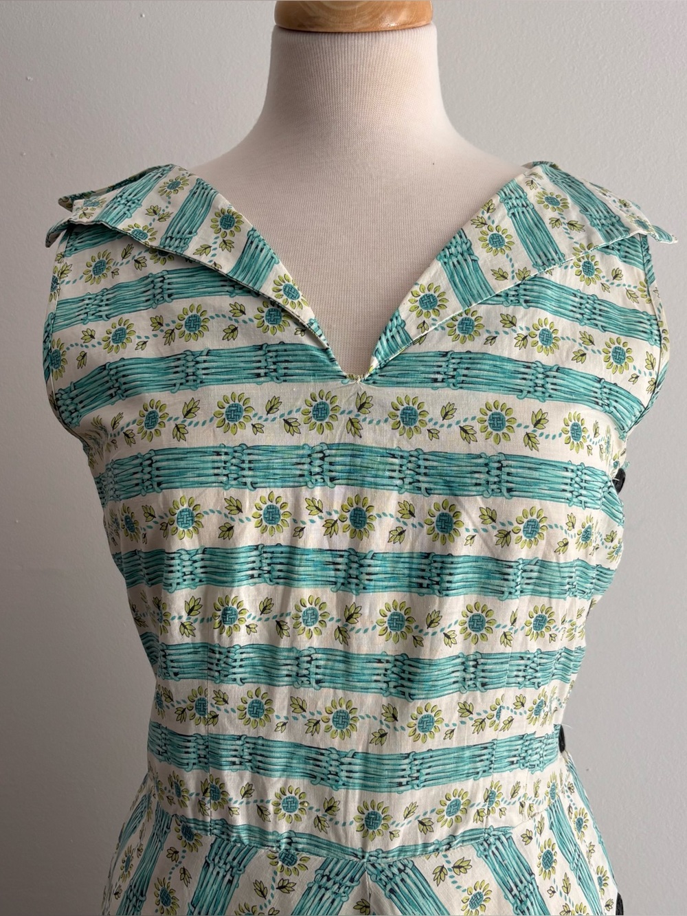 Vintage 1940s FRUIT of the LOOM Floral & Basket Print House Dress / 38 bust - Picture 3 of 15